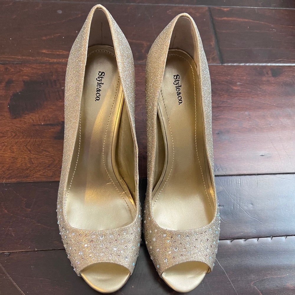 Low heel gold glitter heel with rhinestones, size 9